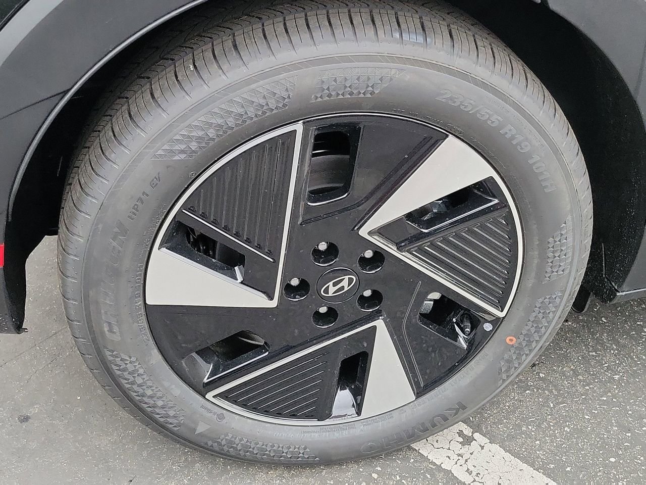 New 2026 Abyss Black Hyundai SEL image 3