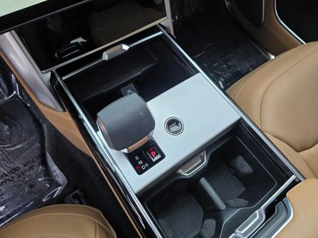 Used 2025 Ostuni Pearl Wht Prem Met Land Rover Autobiography image 32