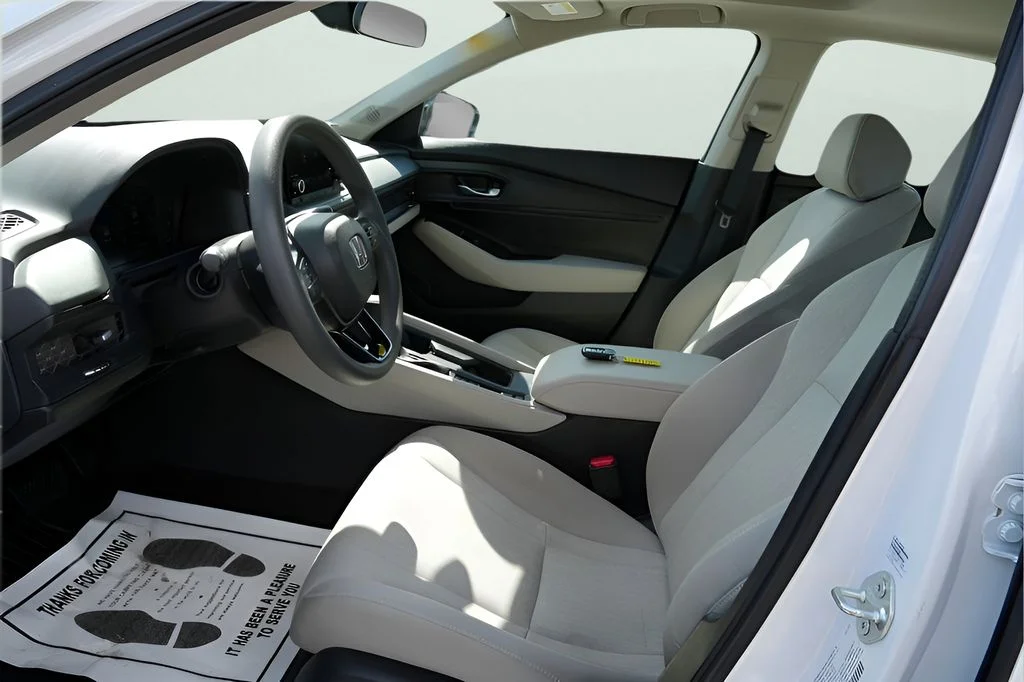 Used 2025 White Honda SE image 16