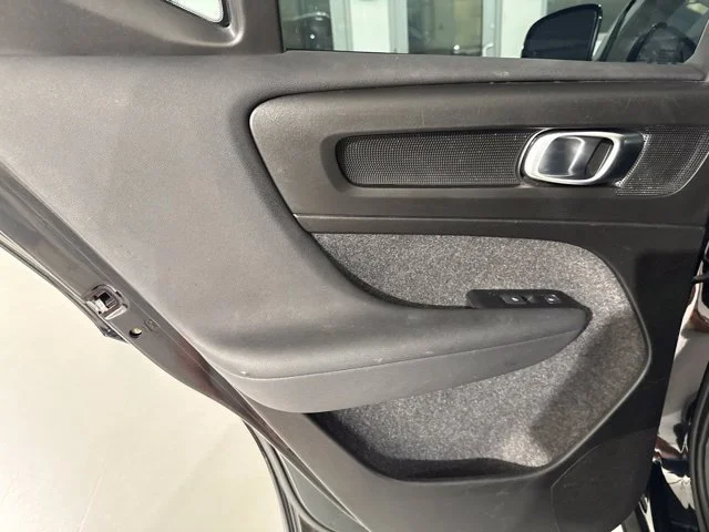 Used 2022  Volvo Momentum image 18
