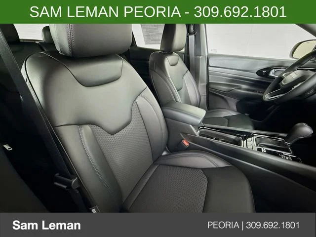 New 2026 White Jeep Latitude image 23