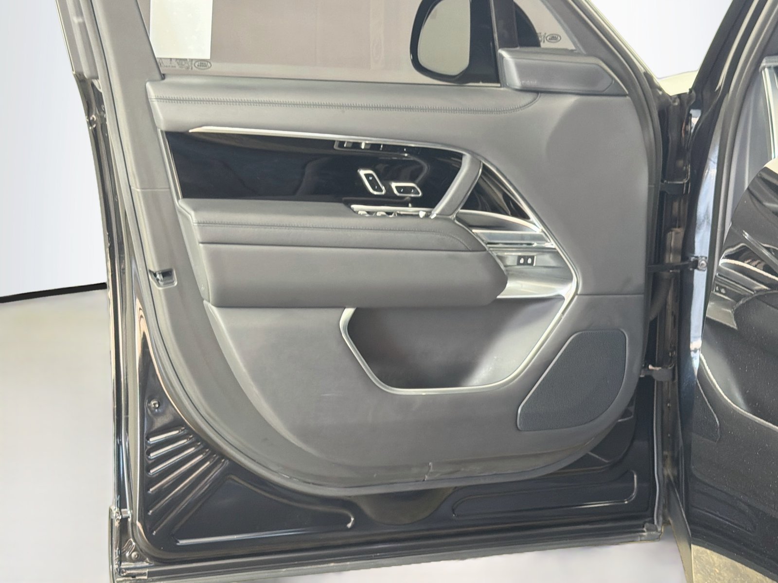 Used 2023 Santorini Black Metallic Land Rover Autobiography image 21