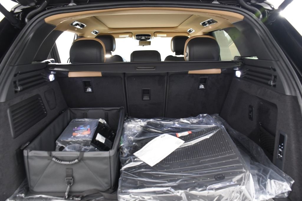 New 2026 Santorini Blk Land Rover Dynamic SE image 23