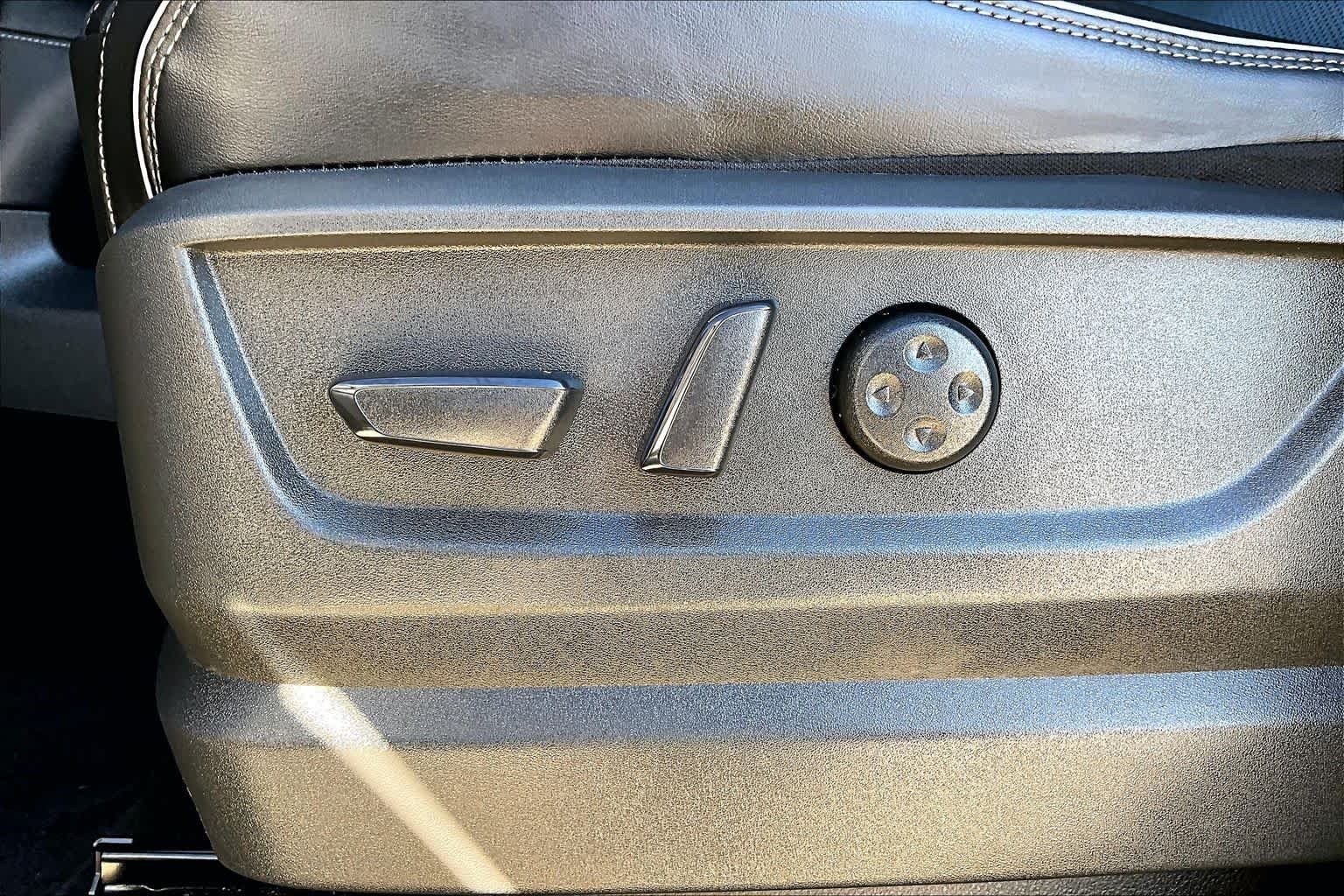 Used 2025 Grand Blue INFINITI LUXE image 48