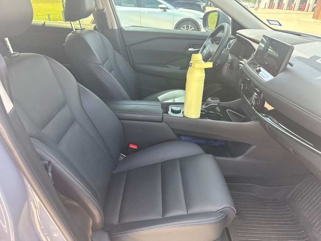 Used 2025 Gray Nissan SL image 7