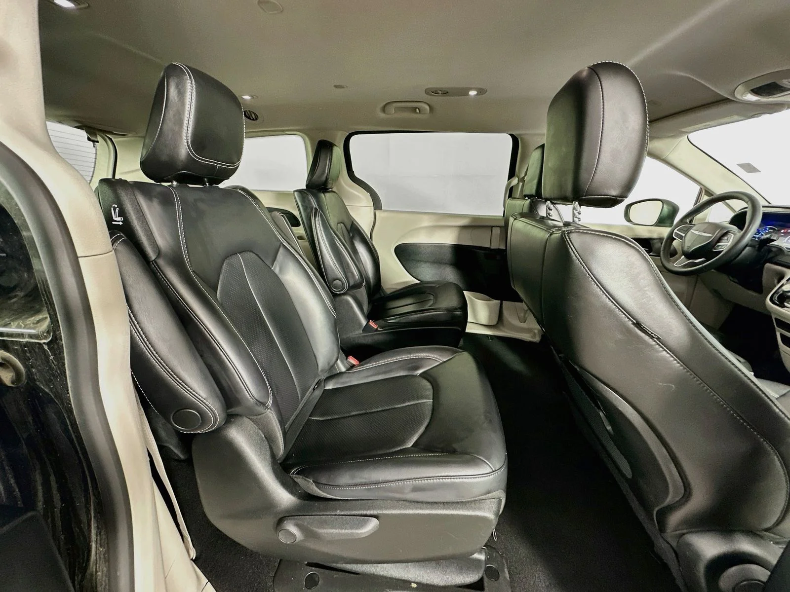Used 2023 Brilliant Black Crystal Pearlcoat Chrysler Touring L image 28