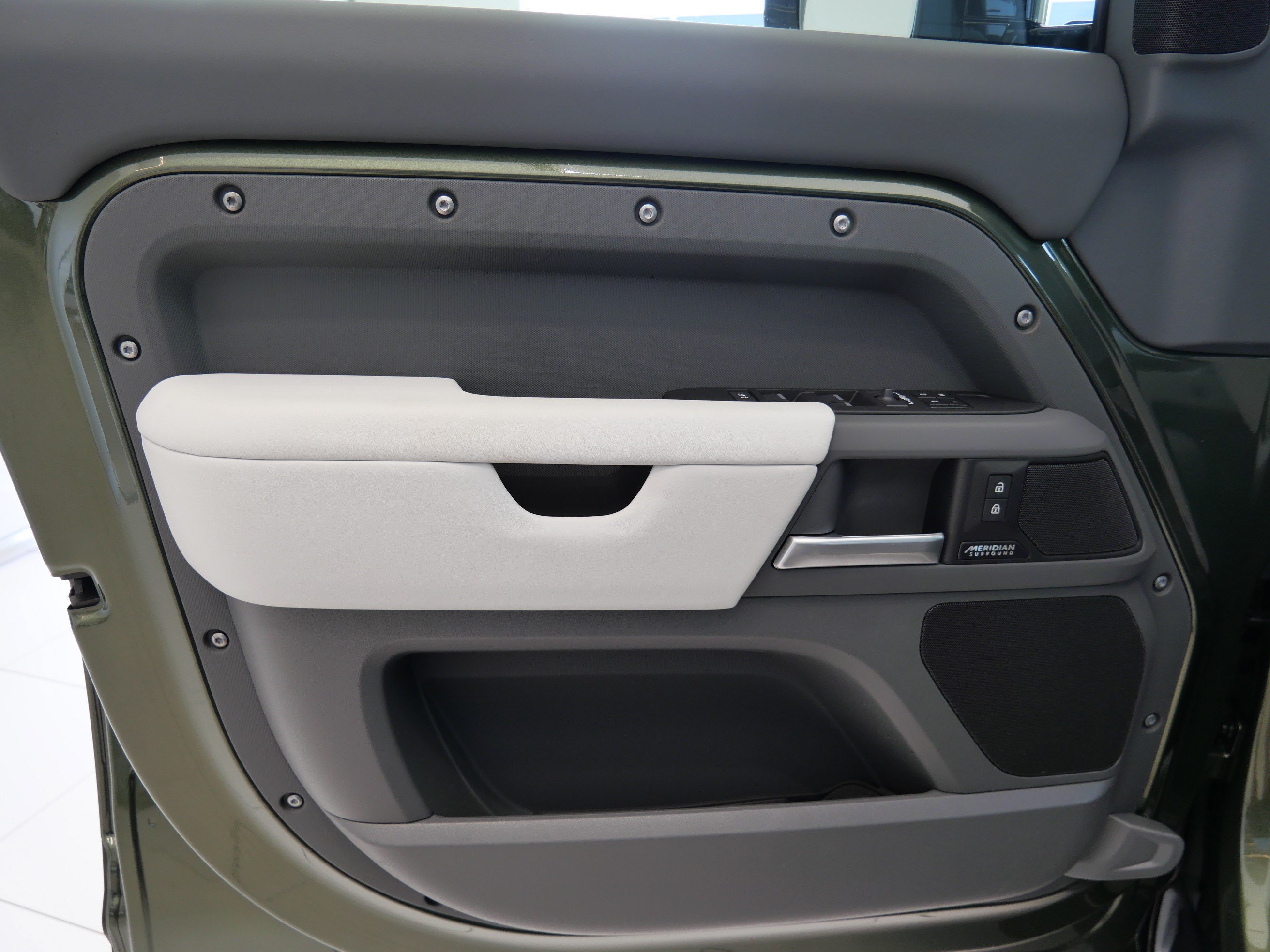 New 2026 Woolstone Green Land Rover X-Dynamic SE image 4