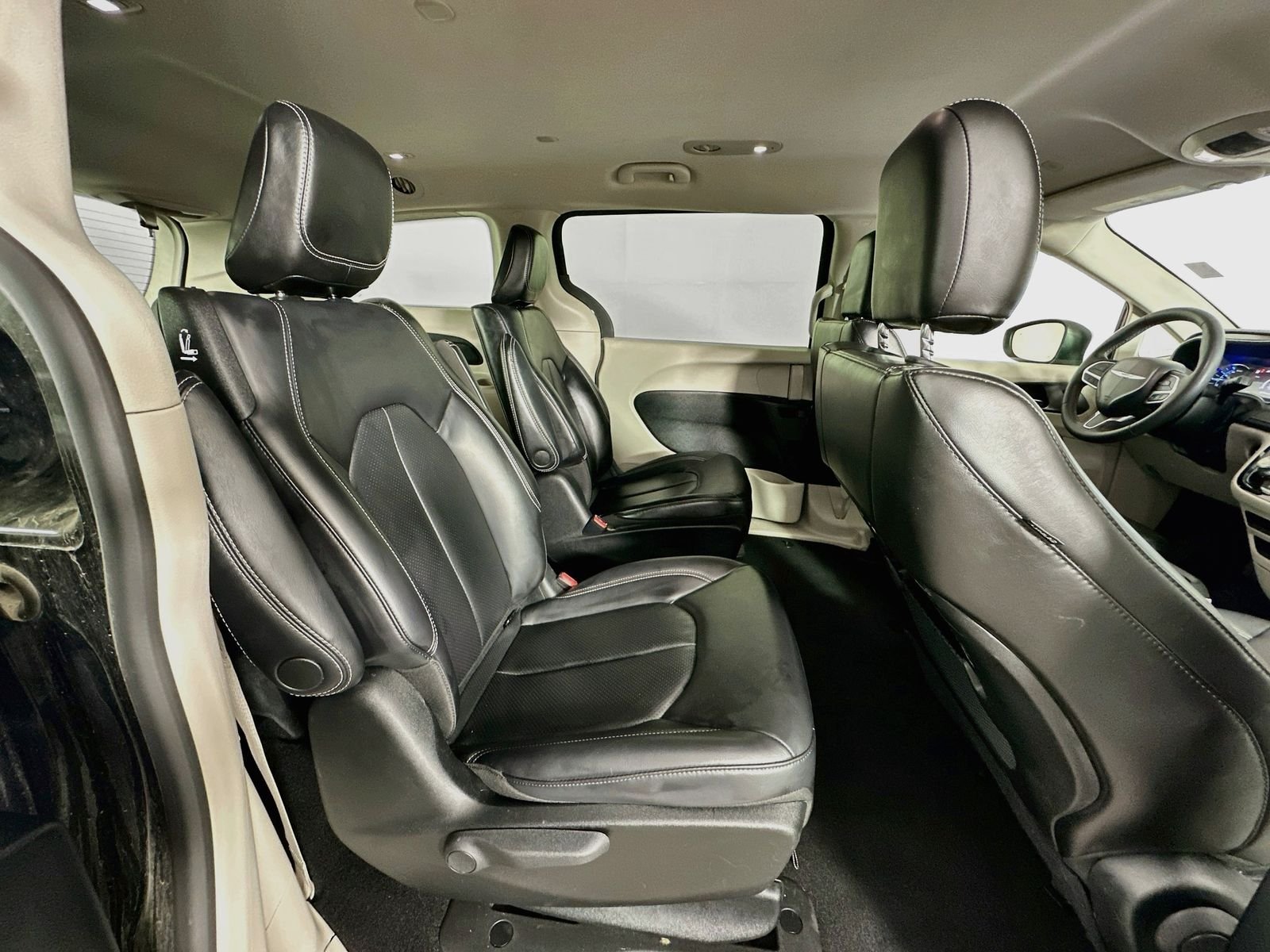 Used 2023 Brilliant Black Crystal Pearlcoat Chrysler Touring L image 28