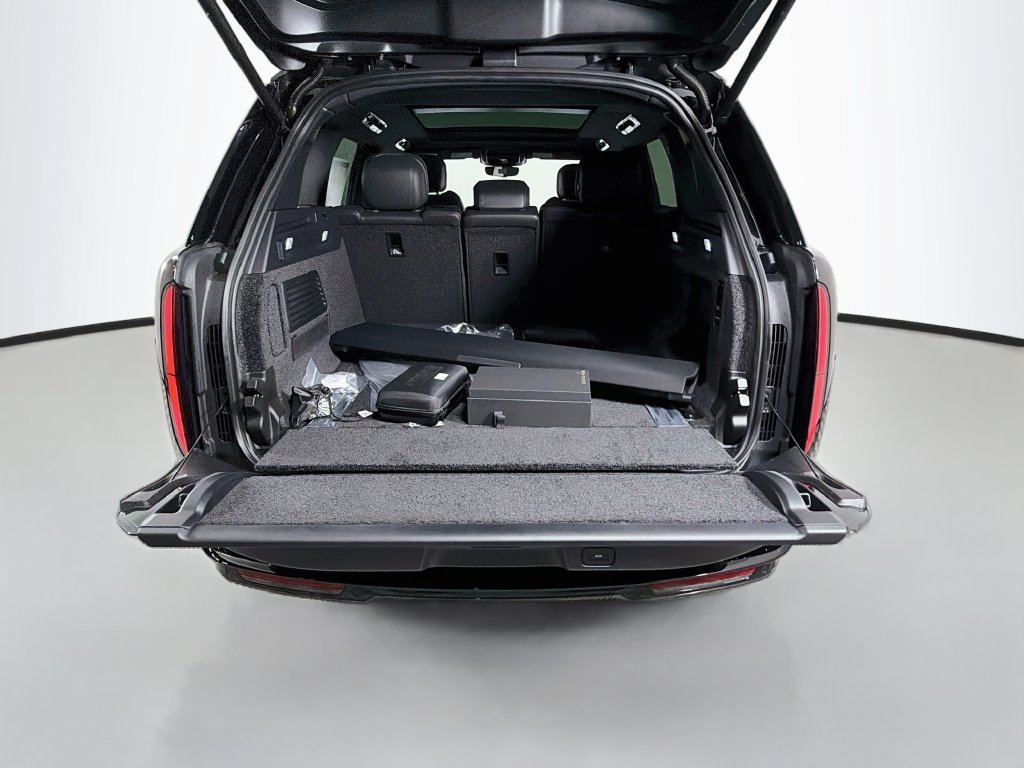 New 2027 Santorini Black Land Rover SE image 28