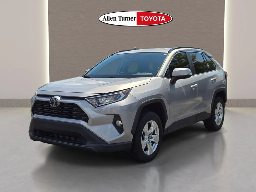 Used 2021 Silver Toyota XLE image 3
