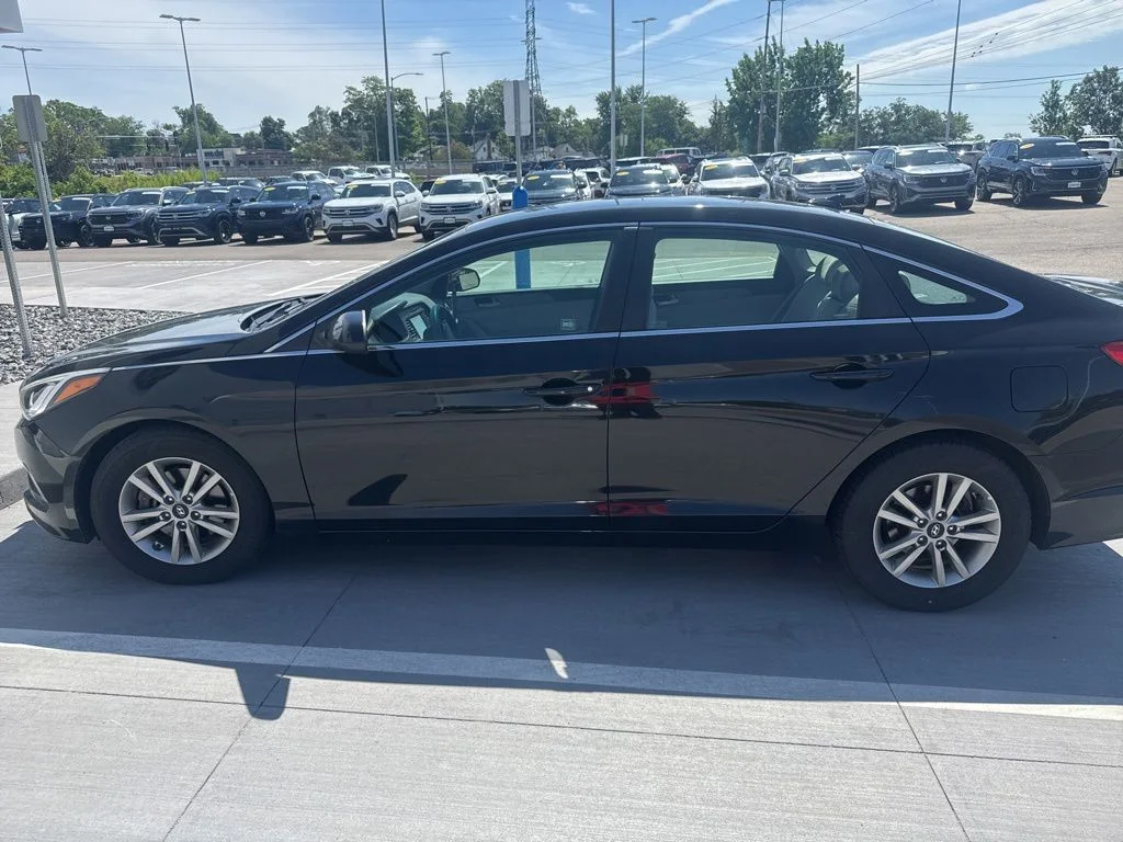 Used 2017 Black Hyundai SE image 7