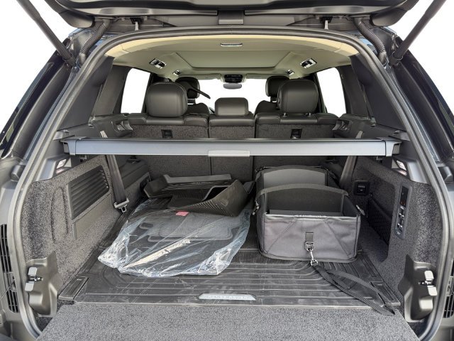 New 2027 Carpathian Grey Land Rover SE image 18