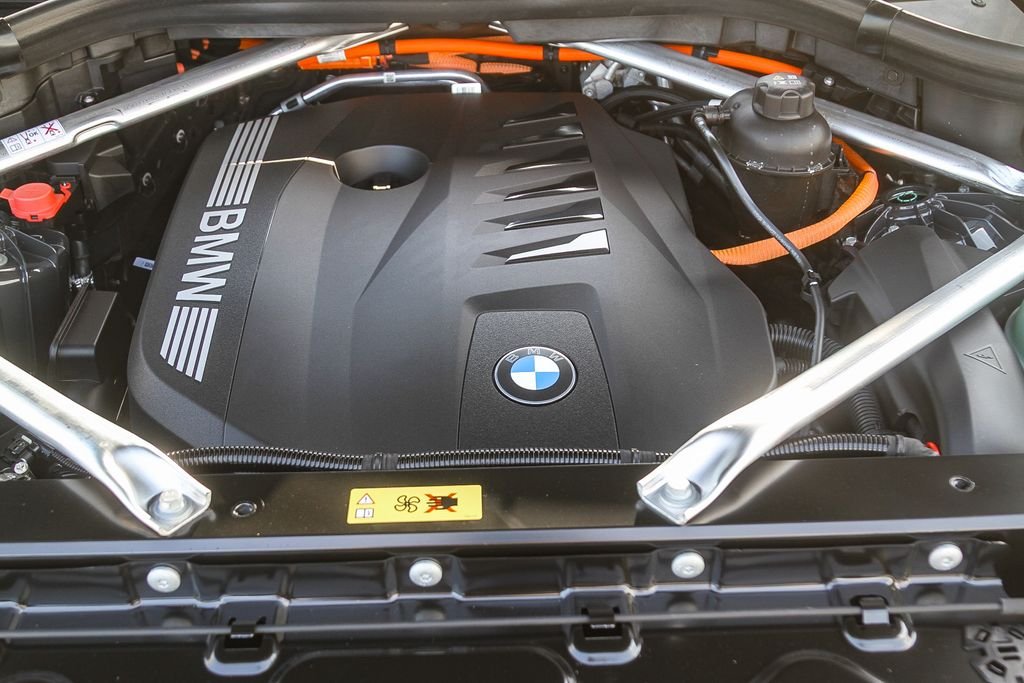 New 2026 Dravit Grey Metallic BMW xDrive50e image 22