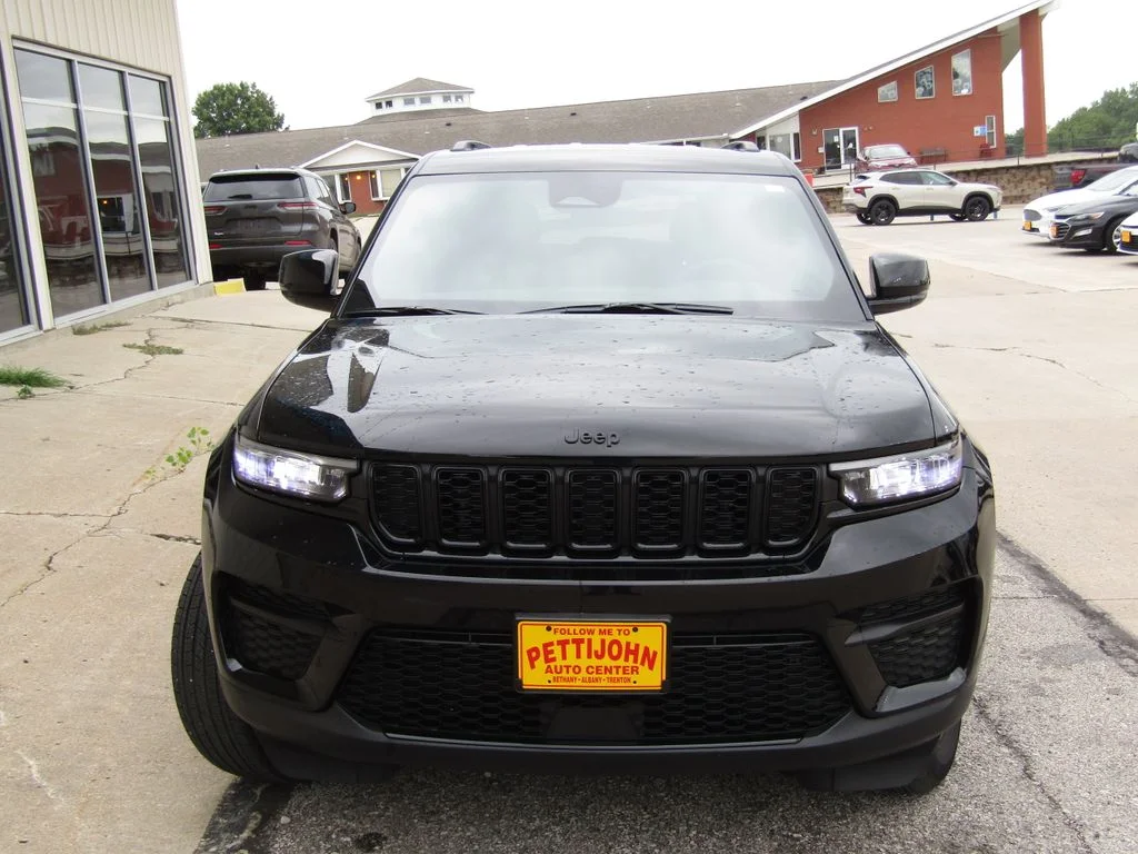 Used 2025 Diamond Black Jeep Altitude image 13