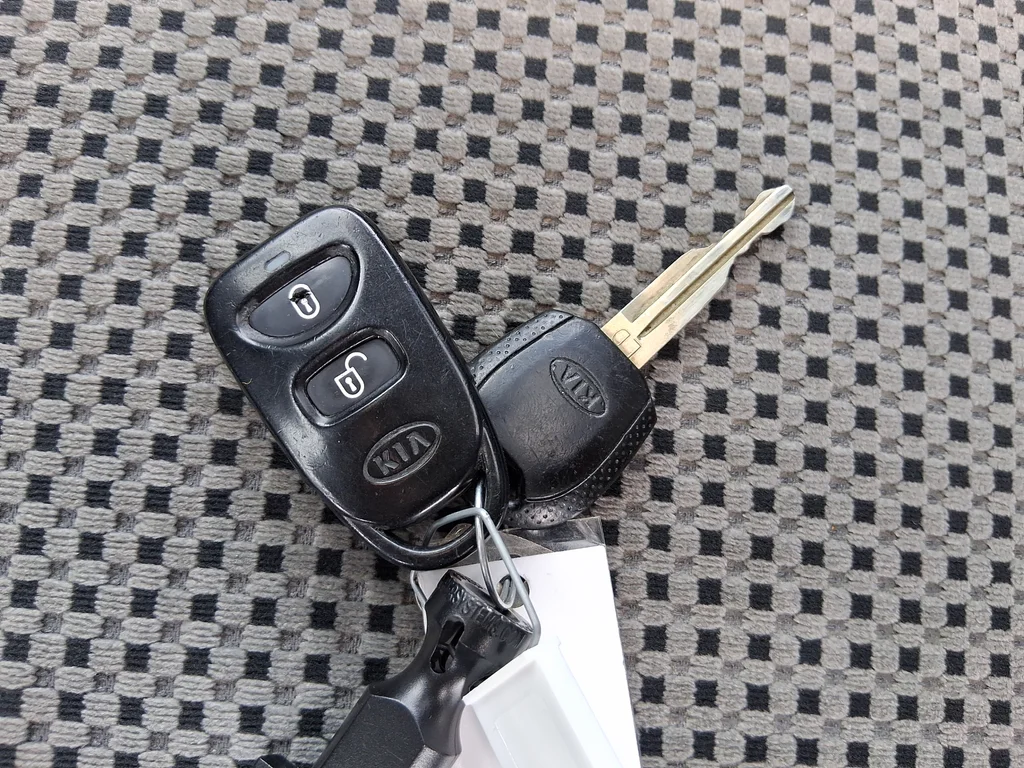 Used 2005  Kia  image 11