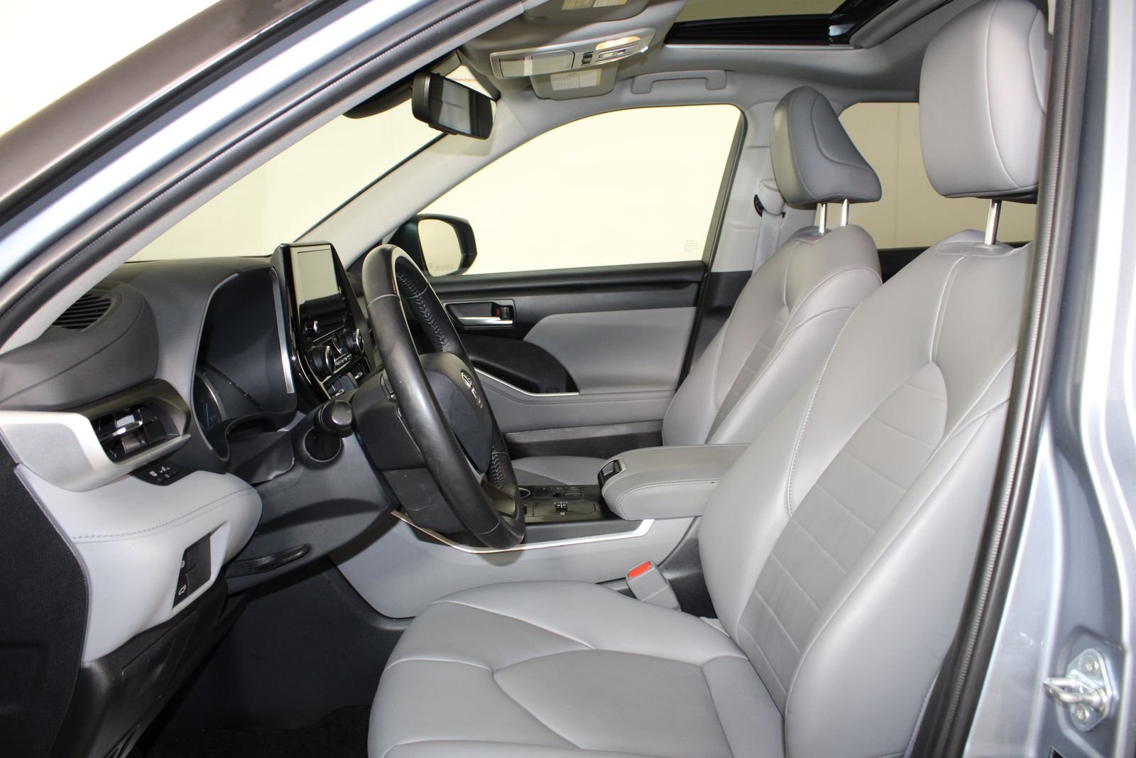 Used 2023  Toyota XLE image 10