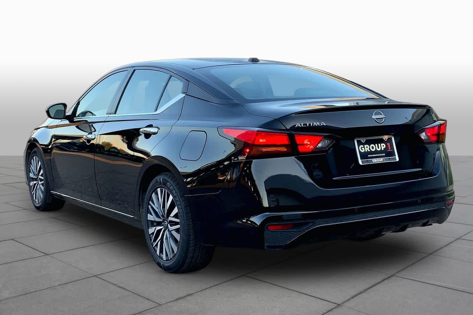 Used 2025 Super Black Nissan SV image 10
