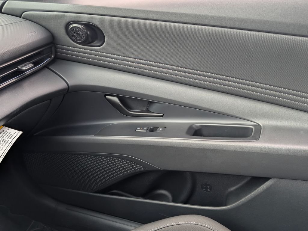 2025 Hyundai Elantra Blue - Photo 25