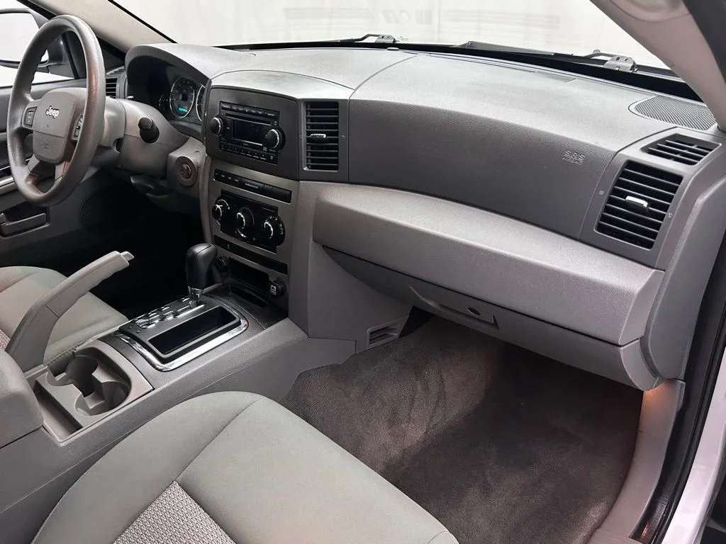 Used 2007 Silver Jeep Laredo image 18