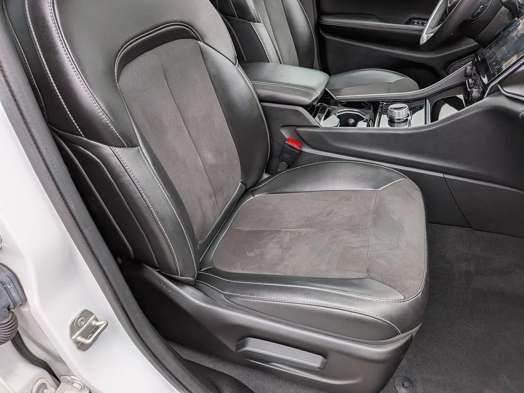 Used 2023 White Jeep Altitude X image 27