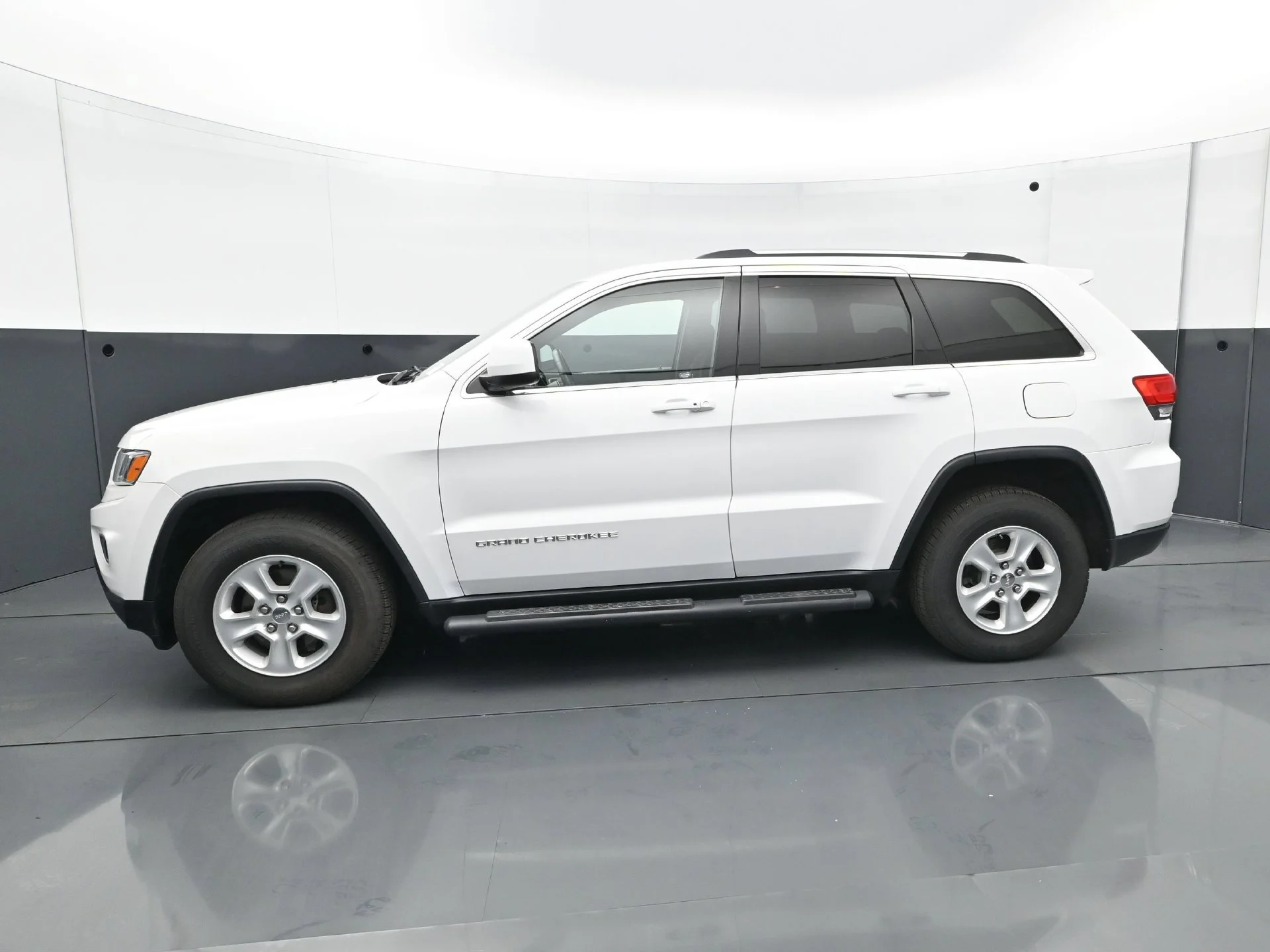 Used 2015 Bright White Clearcoat Jeep Laredo image 2