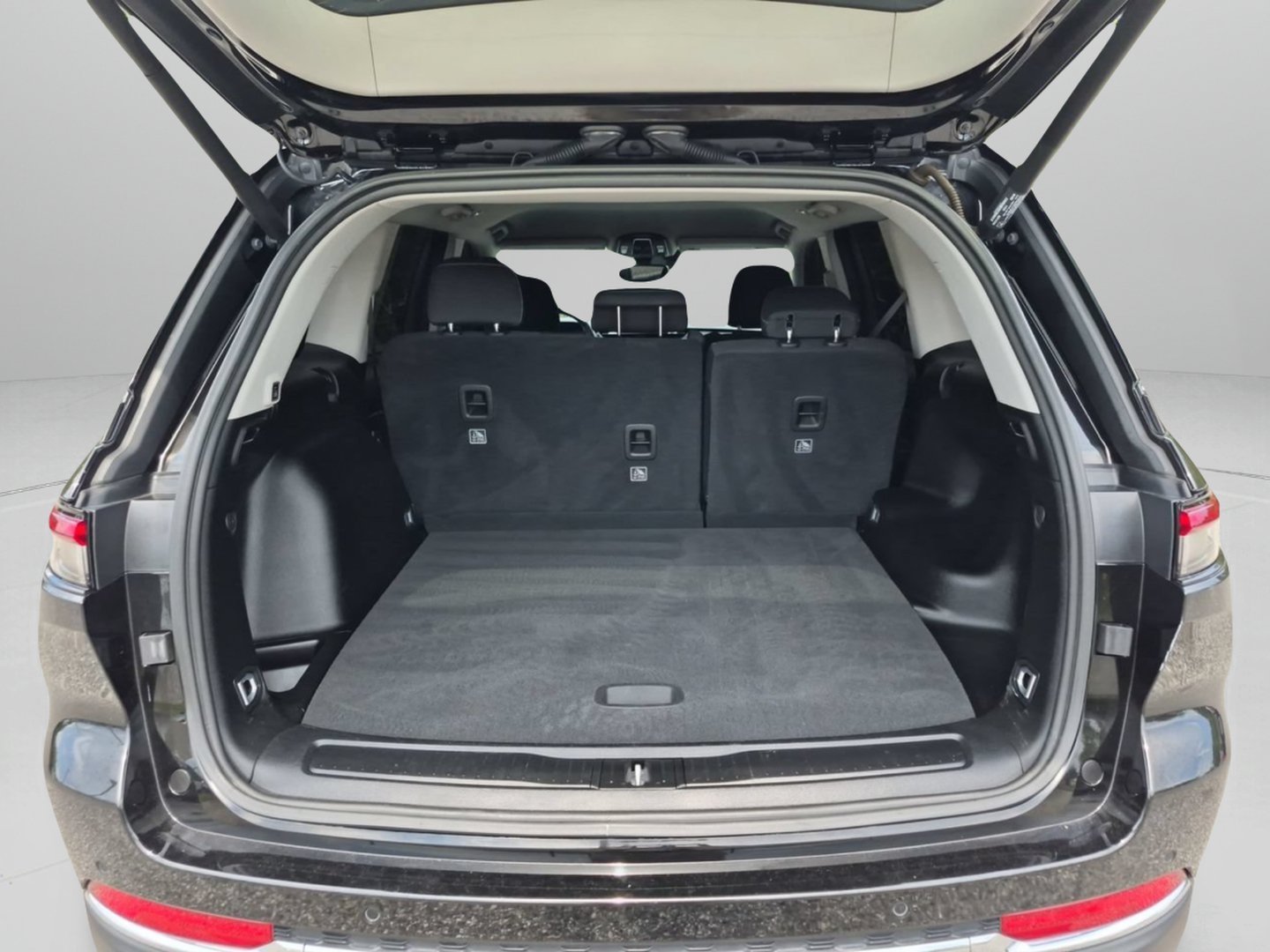 Used 2022 Diamond Black Crystal Pearlcoat Jeep Laredo image 5