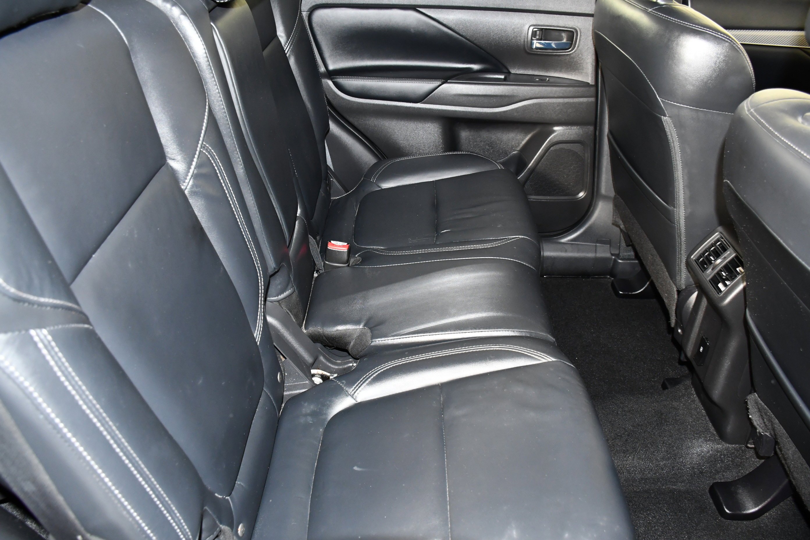 Used 2020 Labrador Black Metallic Mitsubishi SEL image 44
