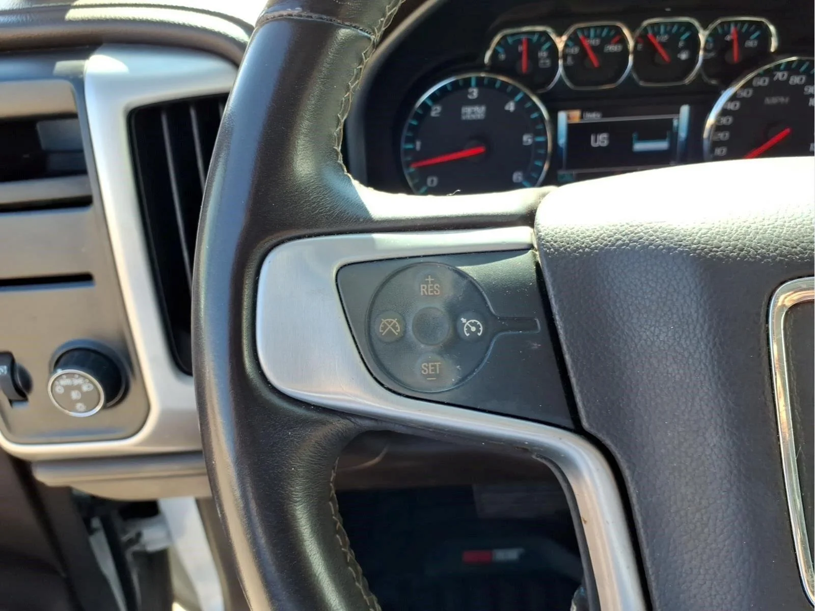 Used 2017 White Frost Tricoat GMC SLT image 18