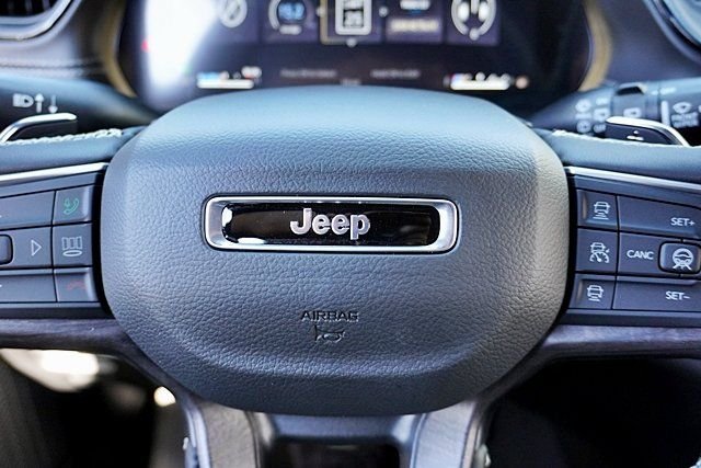 New 2026 Diamond Black Crystal Pearl-Coat Exterior Paint Jeep Limited image 40