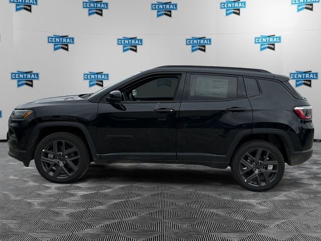 New 2026 Diamond Black Crystal Pearl-Coat Exterior Paint Jeep Limited image 2