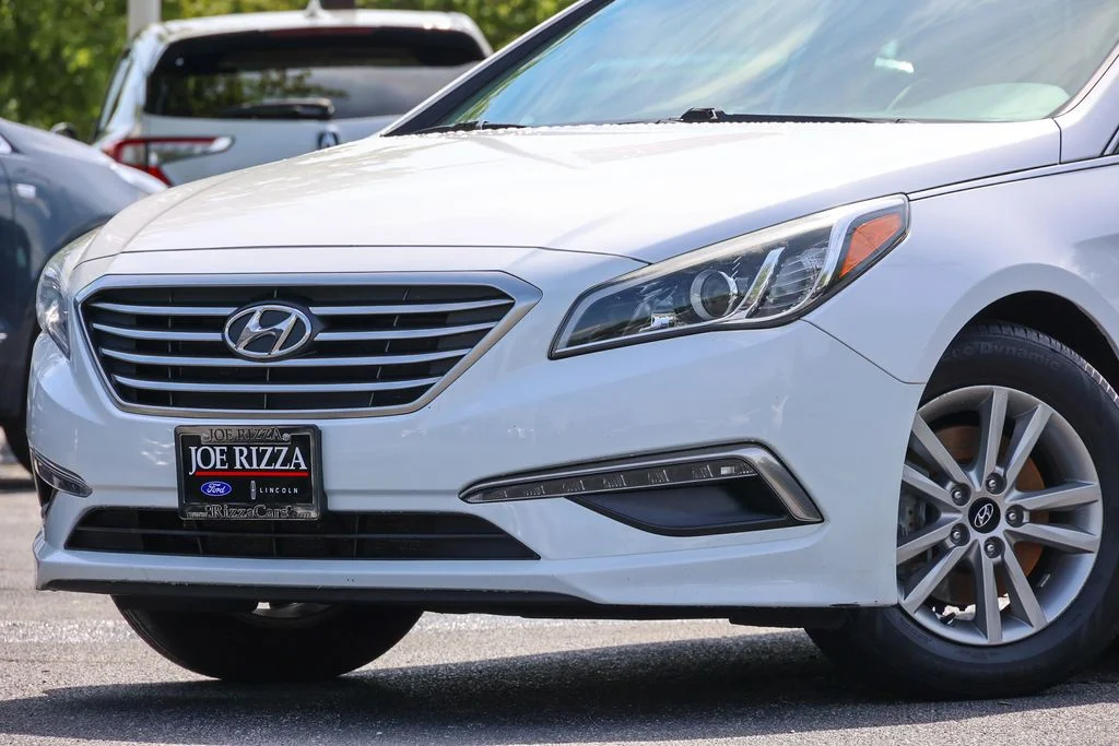 Used 2015 White Hyundai SE image 13