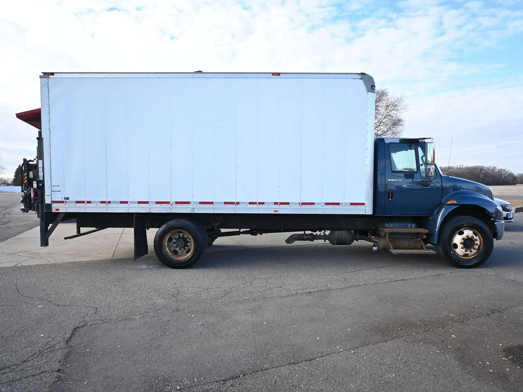 Used 2013 Blue International Series 4400 image 9