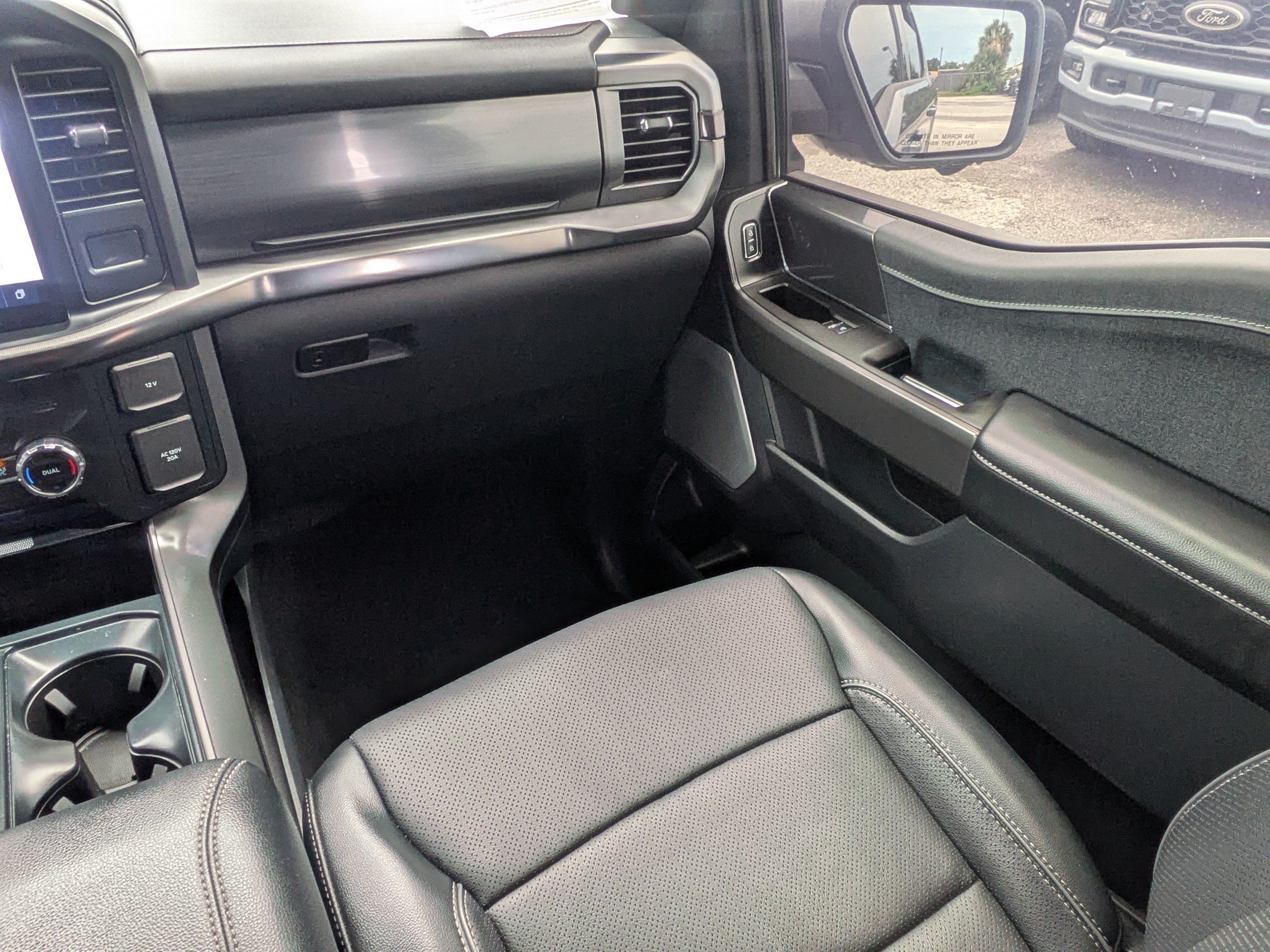 Used 2024  Ford LARIAT image 17