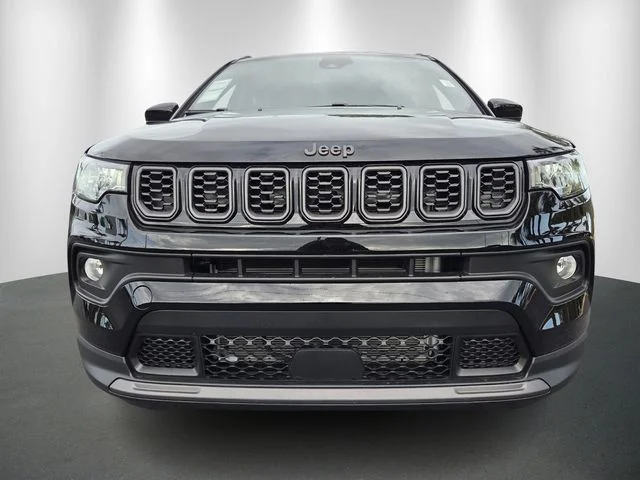 New 2026 Diamond Black Crystal Pearl-Coat Exterior Paint Jeep Latitude image 2