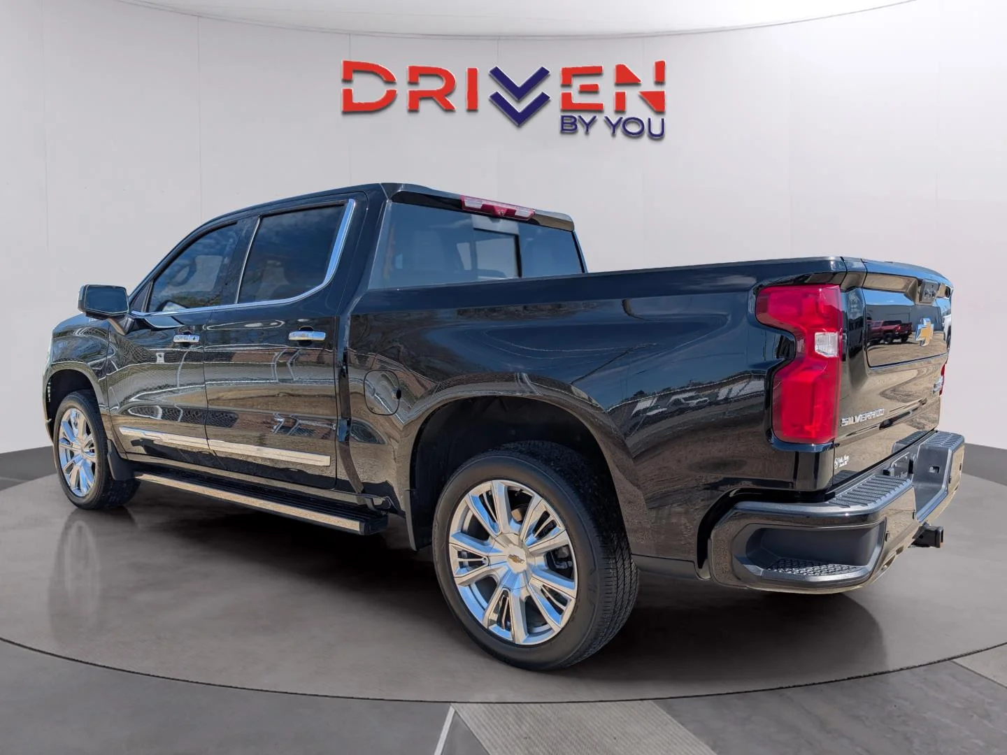 Used 2025 Black Chevrolet High Country image 3