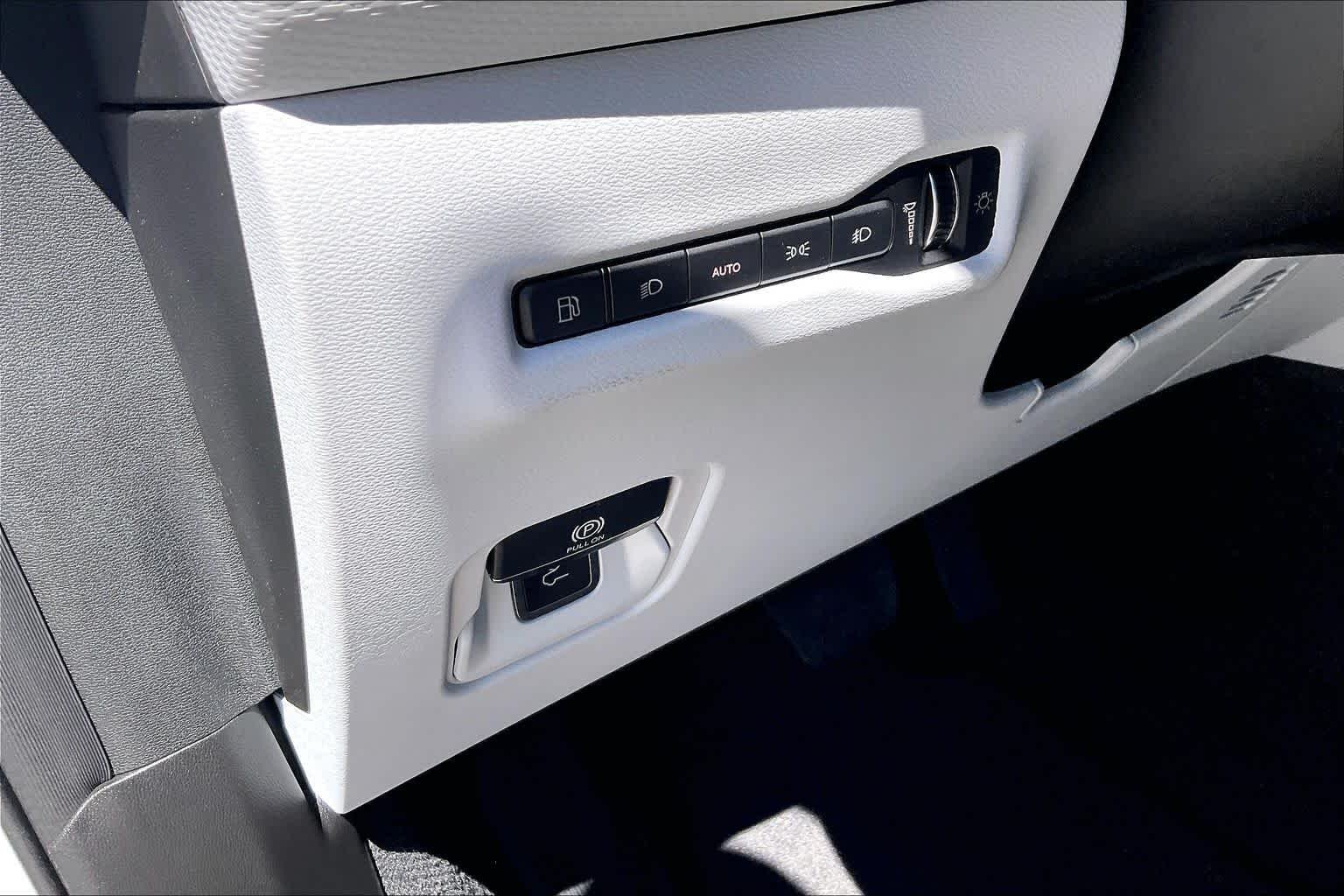 New 2026 Bright White Clear-Coat Exterior Paint Jeep Overland image 18