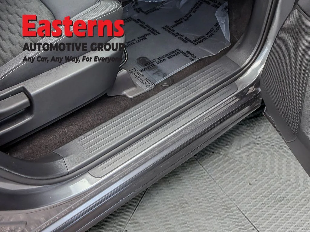 Used 2022 Gray Nissan SV image 13