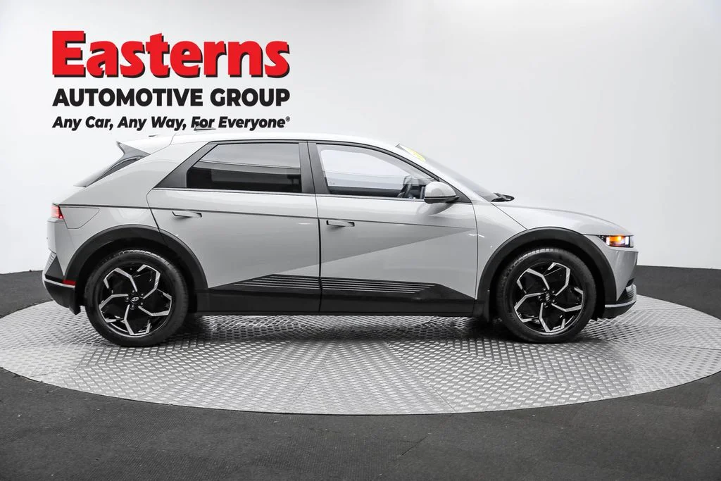 Used 2023 Gray Hyundai SE image 4