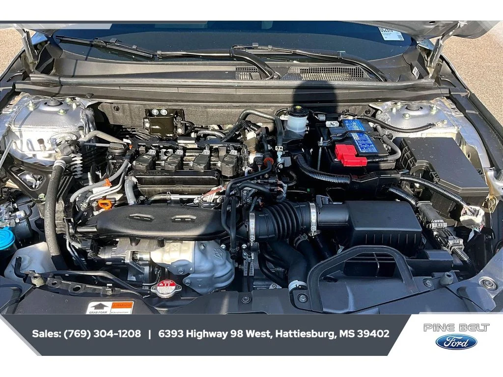 Used 2025 Solar Silver Metallic Honda SE image 8