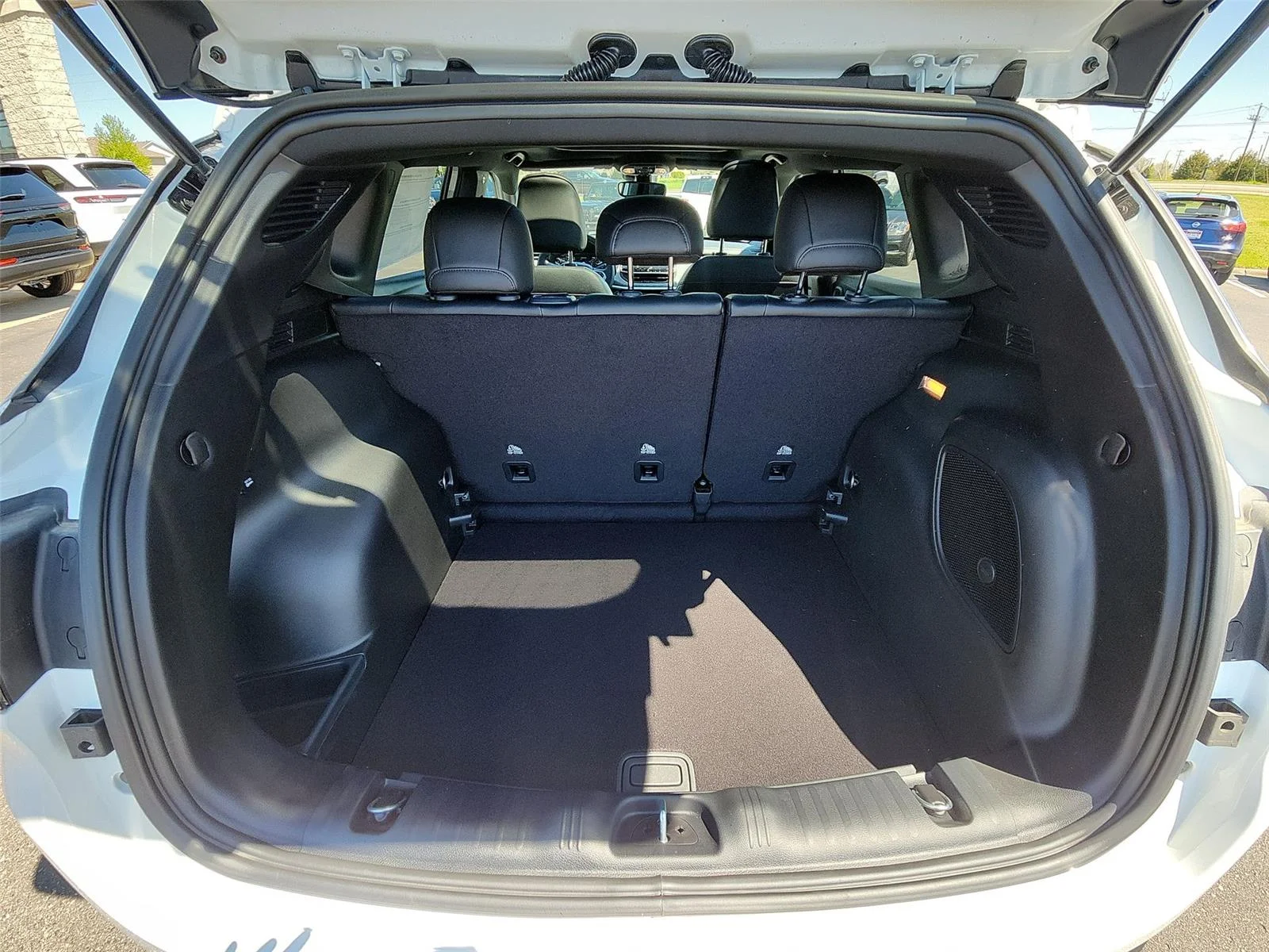 New 2024 Bright White Clear-Coat Exterior Paint Jeep Latitude Lux image 25
