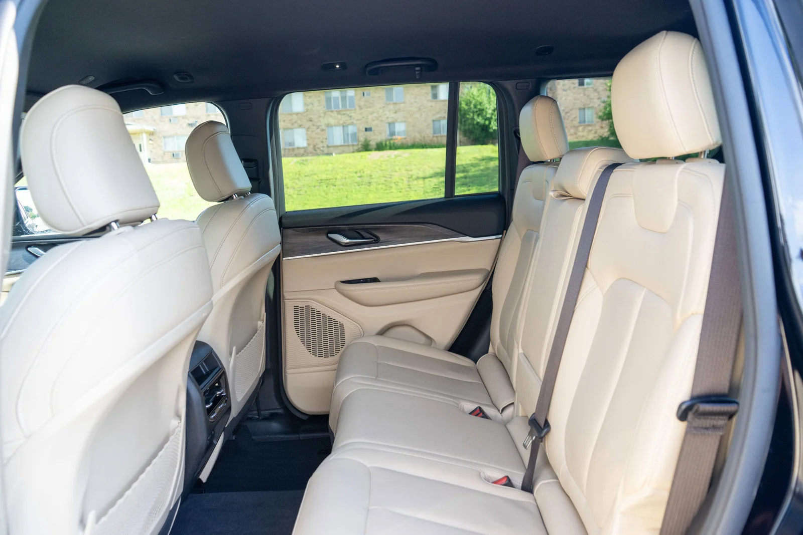 Used 2023 Diamond Black Crystal Pearlcoat Jeep Limited image 29