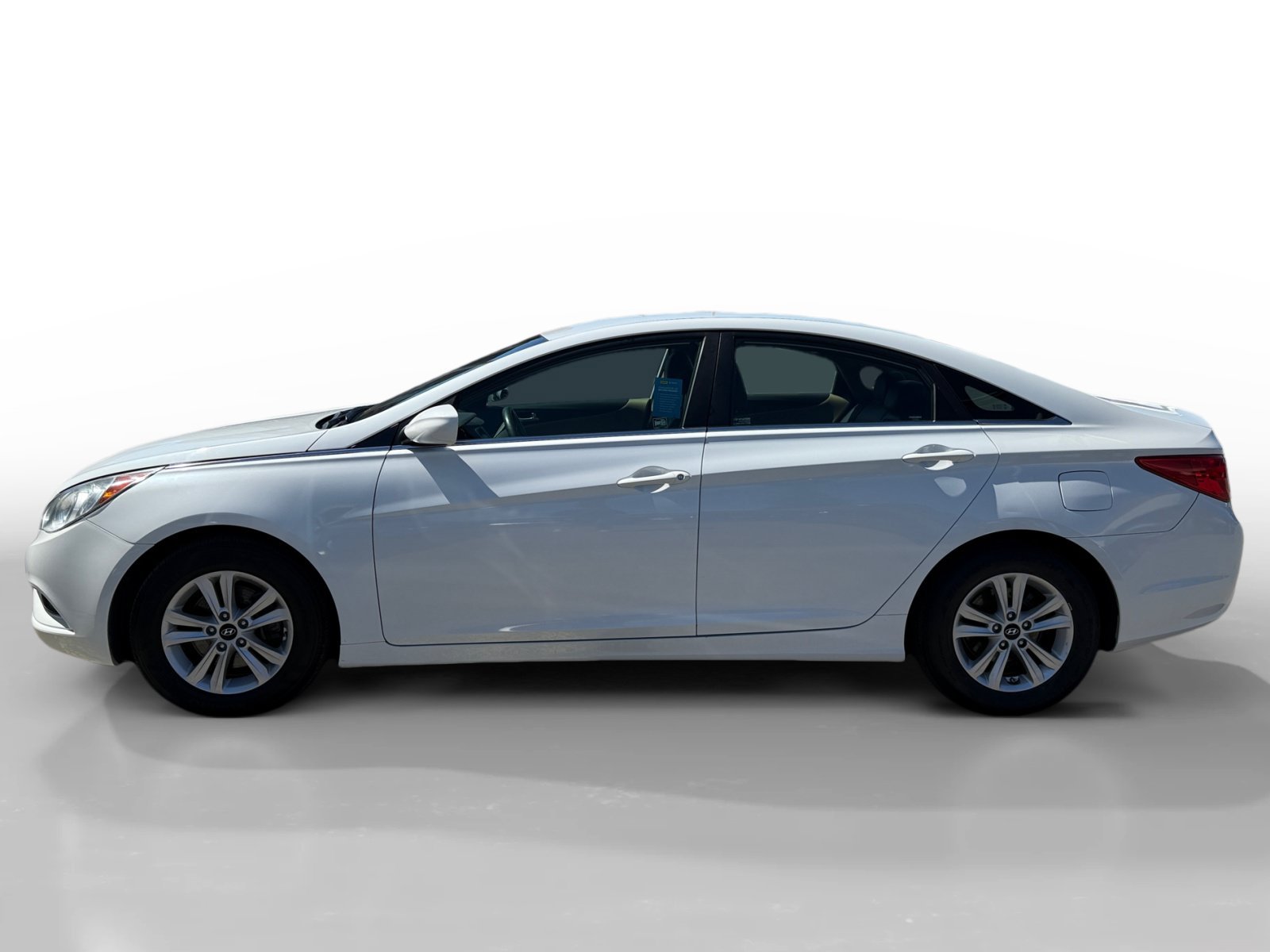Used 2013 Shimmering White Mica Hyundai GLS image 2