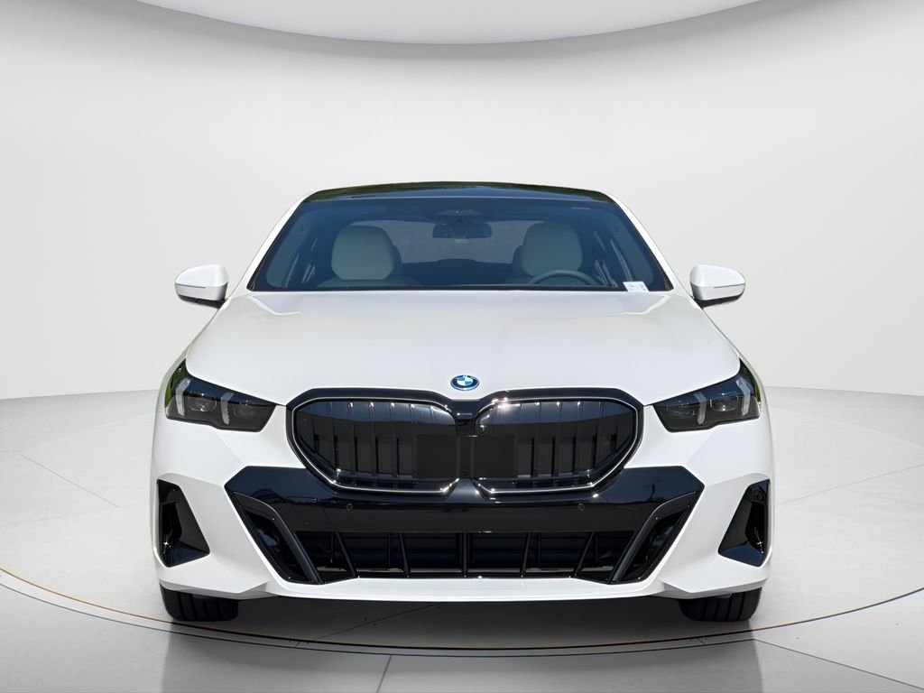 New 2027 Mineral White Metallic BMW 550e xDrive image 2