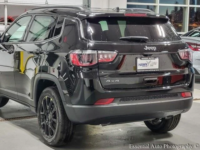 New 2026 Diamond Black Crystal Pearl-Coat Exterior Paint Jeep Latitude image 6