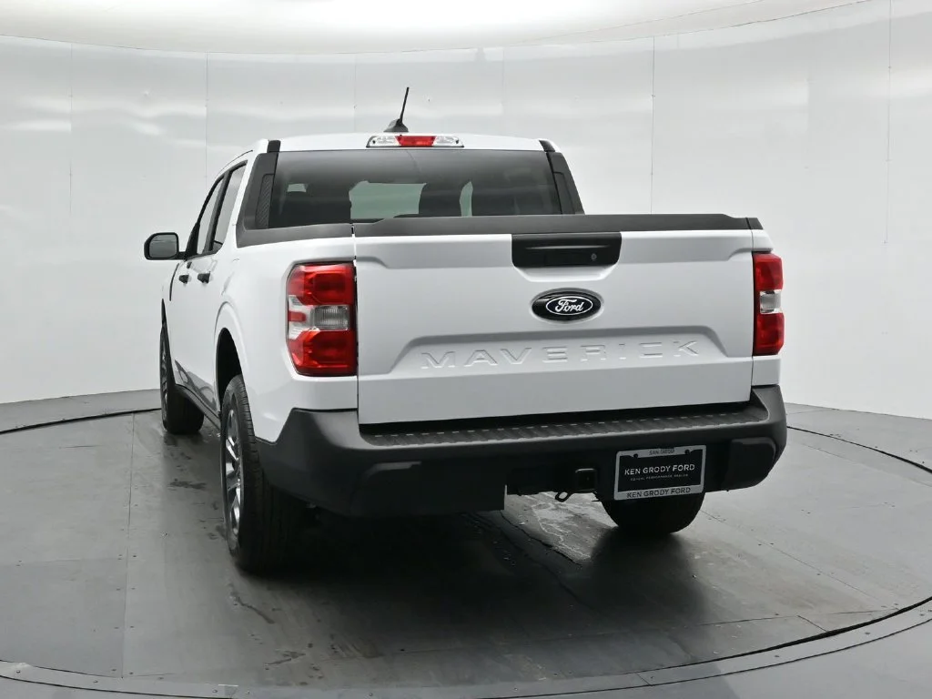 New 2026 Oxford White Ford XLT image 24
