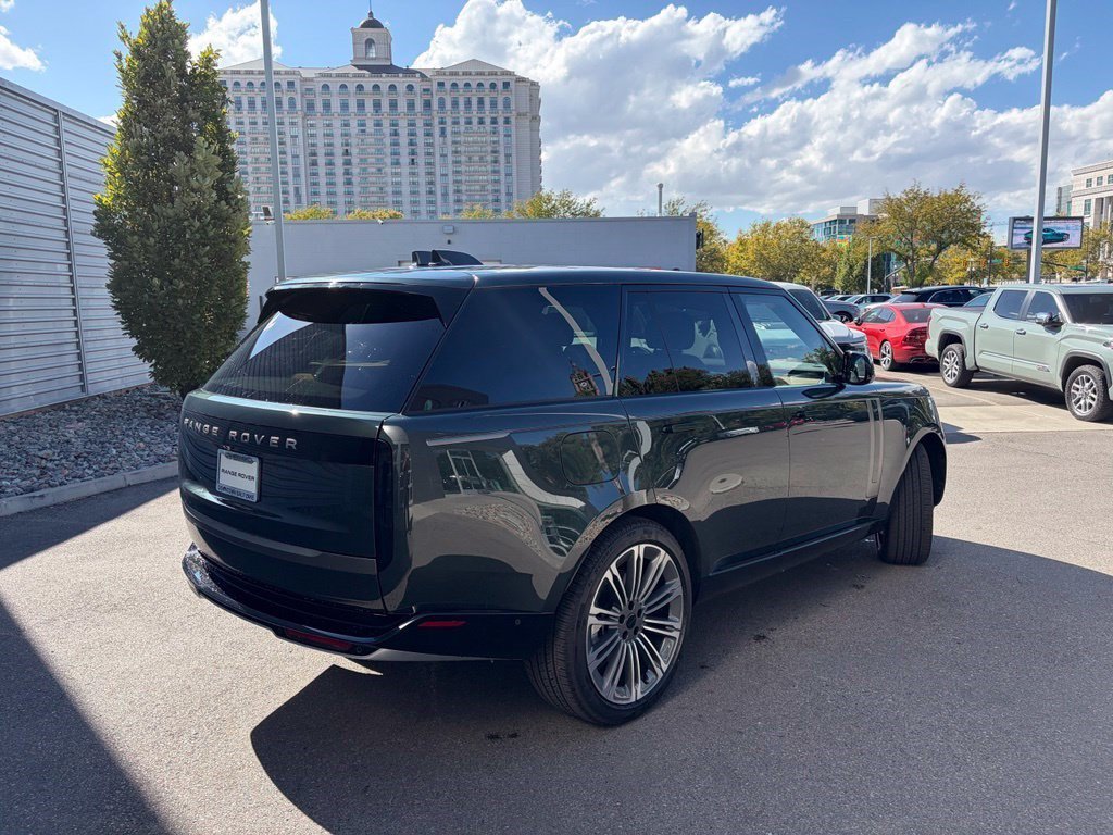 Used 2026 Belgravia Green Metallic Land Rover SE image 7