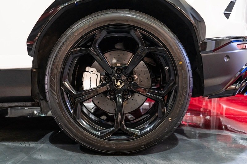 Used 2019  Lamborghini Base image 28