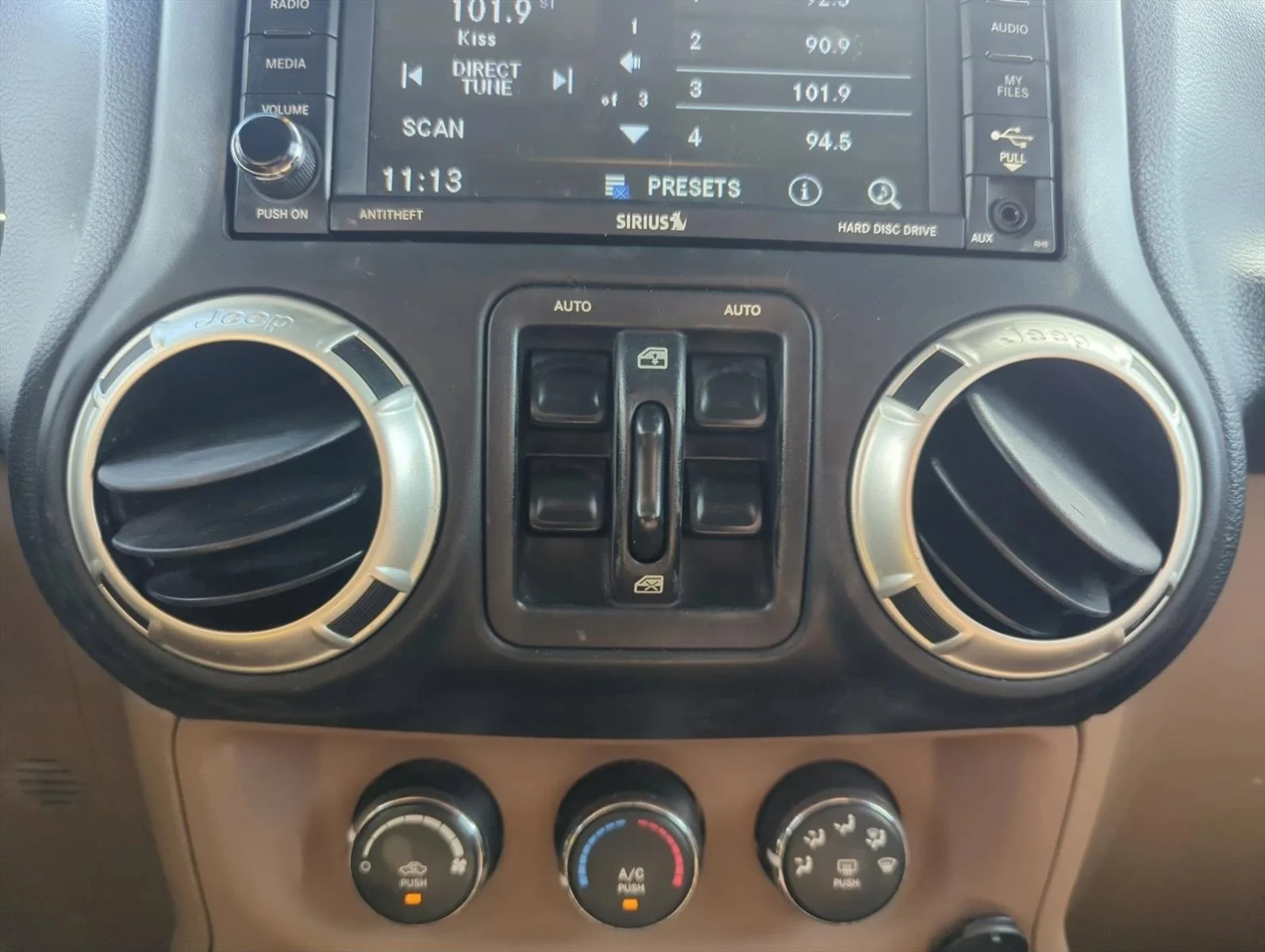 Used 2017 White JEEP  image 17