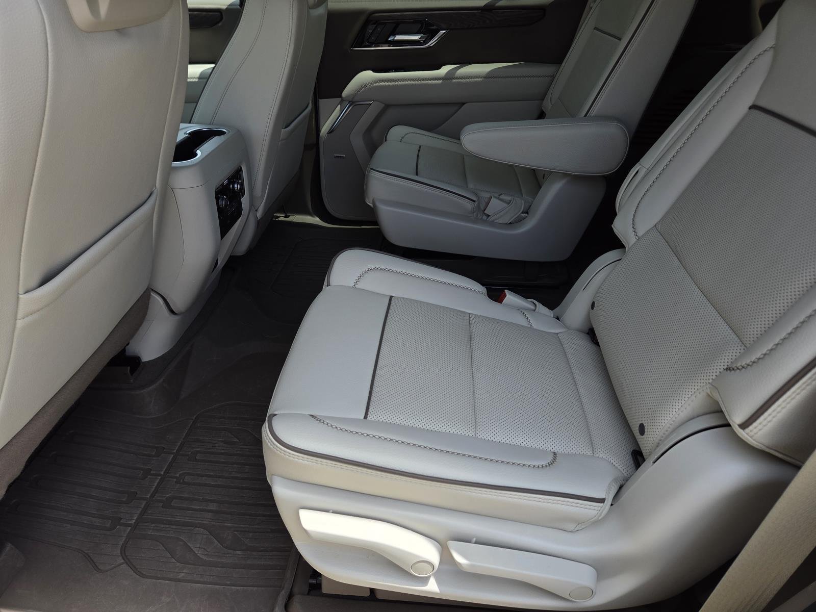 Used 2025 White Frost Tricoat GMC Denali image 36