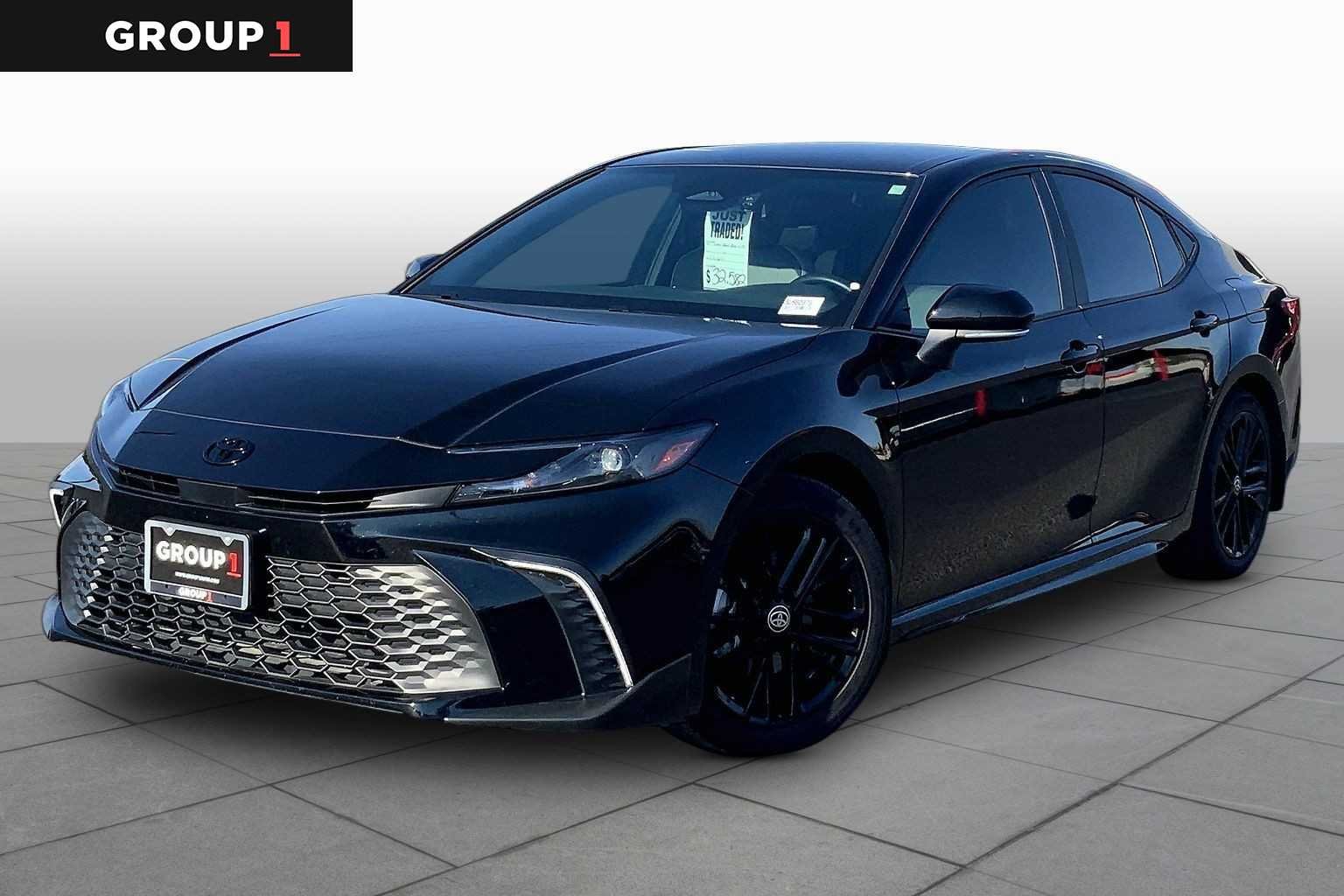 2025 Toyota Camry SE Hybrid's photo